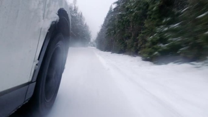 在积雪覆盖的道路上行驶的轮胎视图