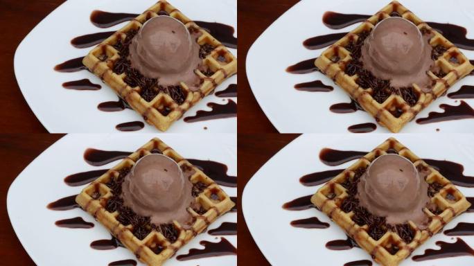 巧克力华夫饼配冰淇淋浇头和巧克力洒。4k镜头