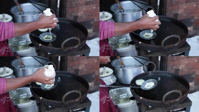 尼泊尔街头小贩准备甜食 (jalebi)，巴克塔普尔