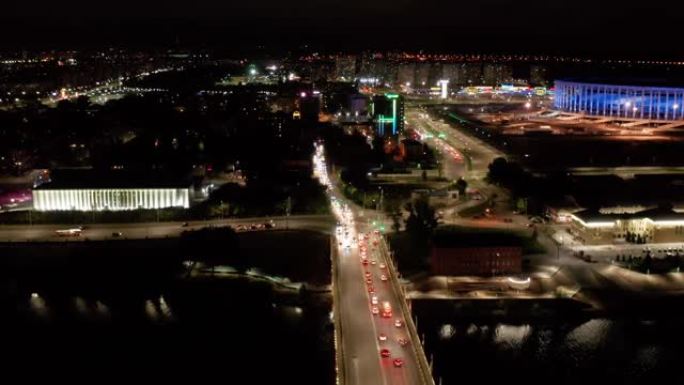 下诺夫哥罗德晚上。卡纳文斯基大桥上的汽车交通。鸟瞰图。