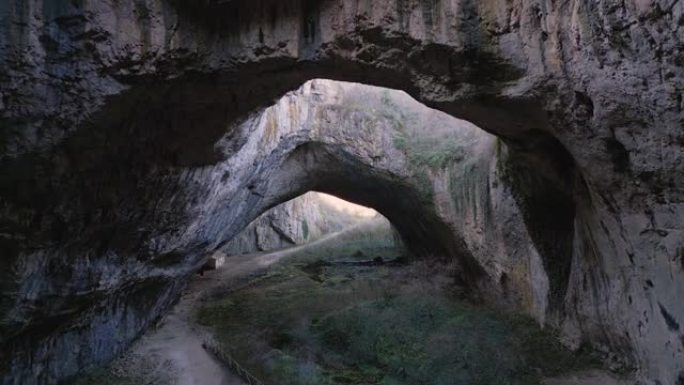 保加利亚北部洛维奇镇附近的Devetashka洞穴内的无人机视图