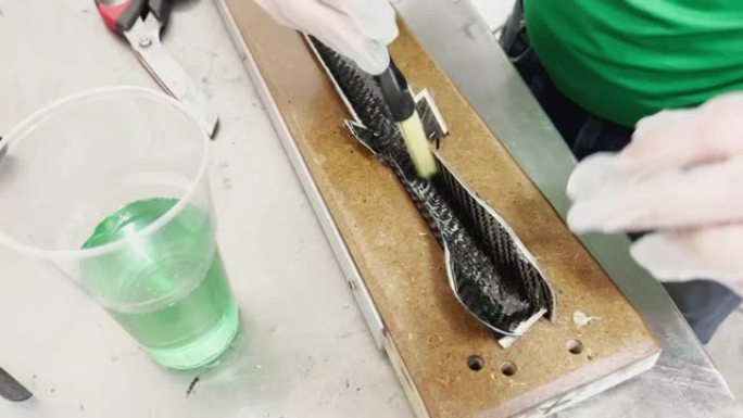 防护手套专家用工业环氧树脂，碳纤维条，木材压榨模具的刷子覆盖了碳产品的烘烤形式