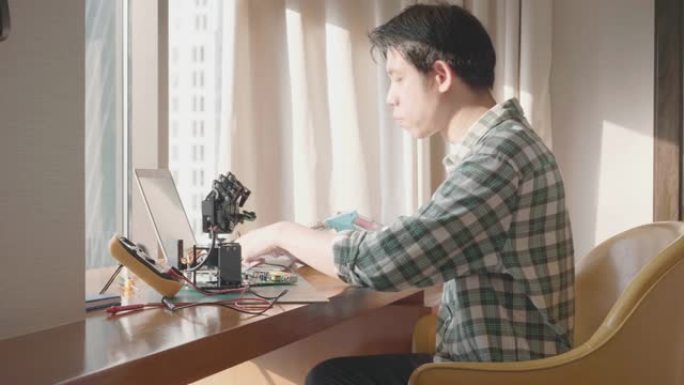 男性程序员编码软件在假肢机械臂控制机器人运动中的应用