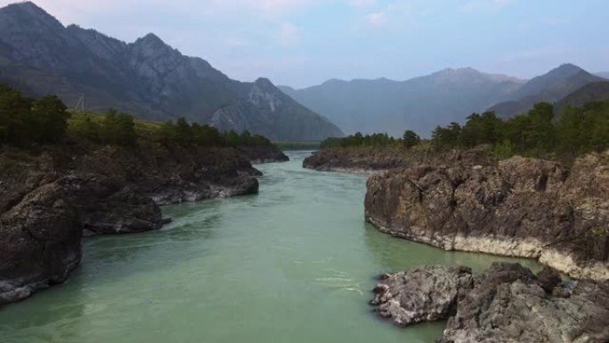 绿松石山河上水急流的鸟瞰图