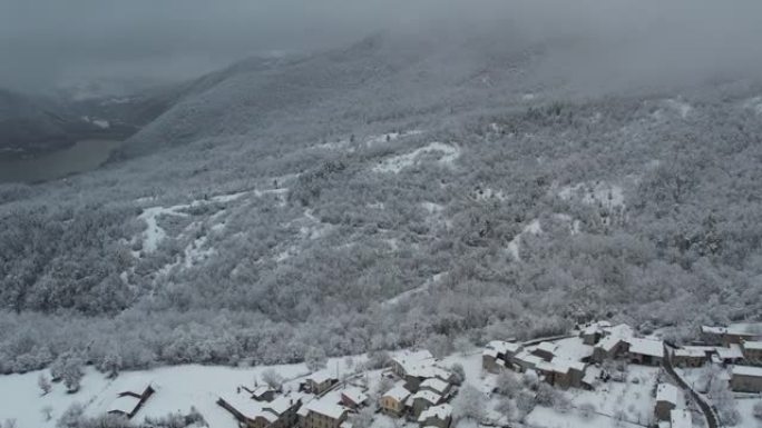 意大利皮亚琴察韦尔纳斯卡城堡上空的冬季暴风雪，被积雪覆盖，当地教区的无人机航拍视频