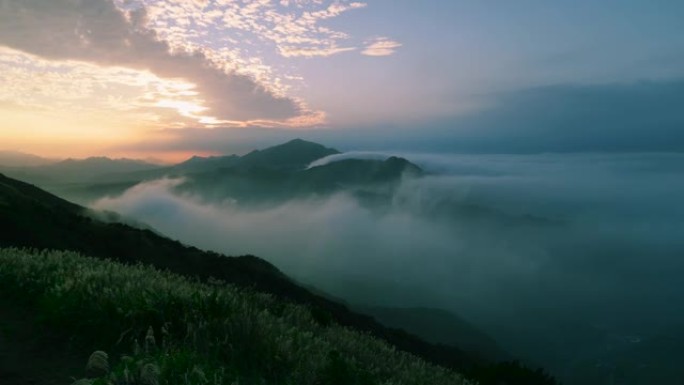 白云像波浪一样，大摇大摆地冲向镜头。