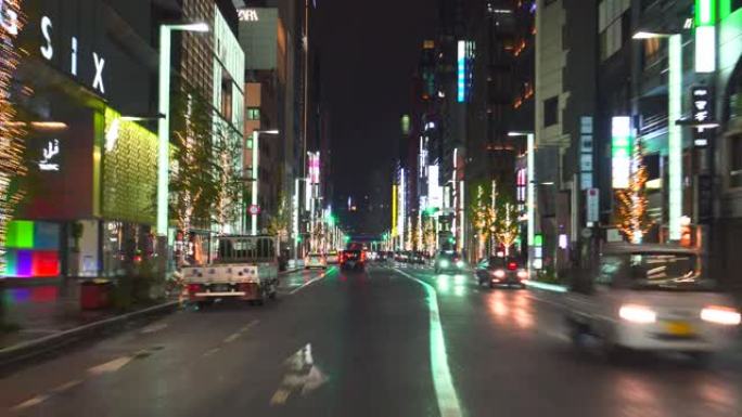 在雨夜开车穿过银座