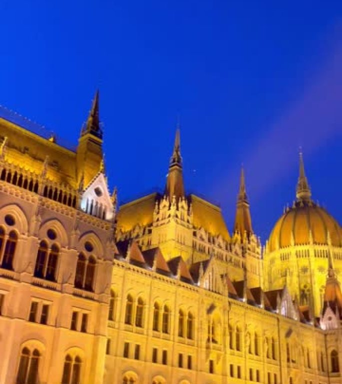 布达佩斯议会的夜灯装饰