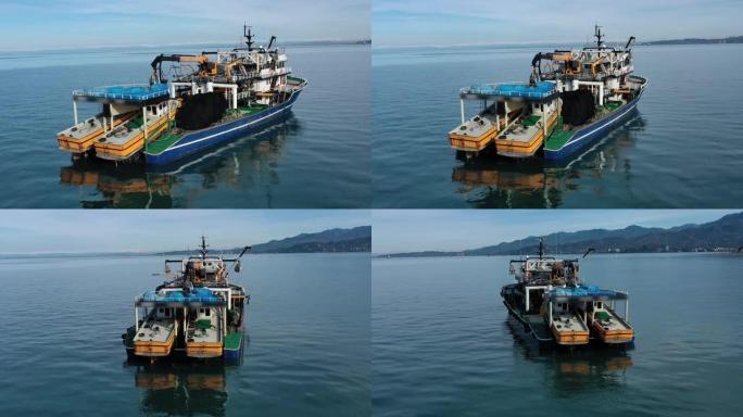 无人机在海面上的渔船鸟瞰图。渔业和海鲜业