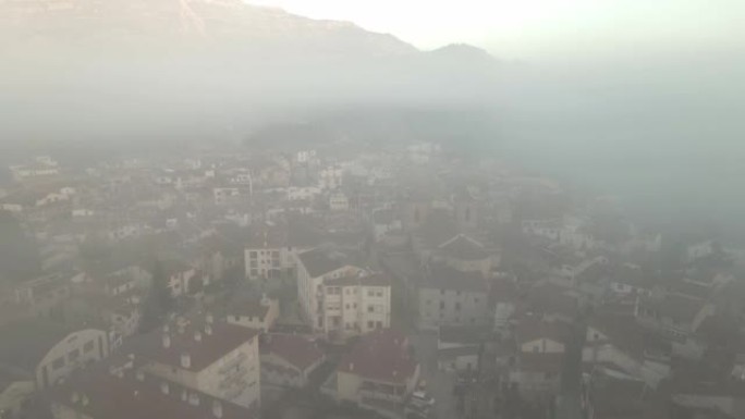 雾中的加泰罗尼亚小镇的鸟瞰图