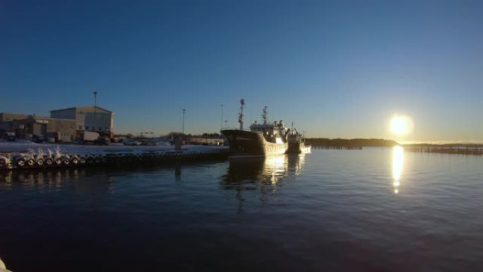在瑞典哥德堡fiskeb ä ck的港口港口拍摄了4张船。