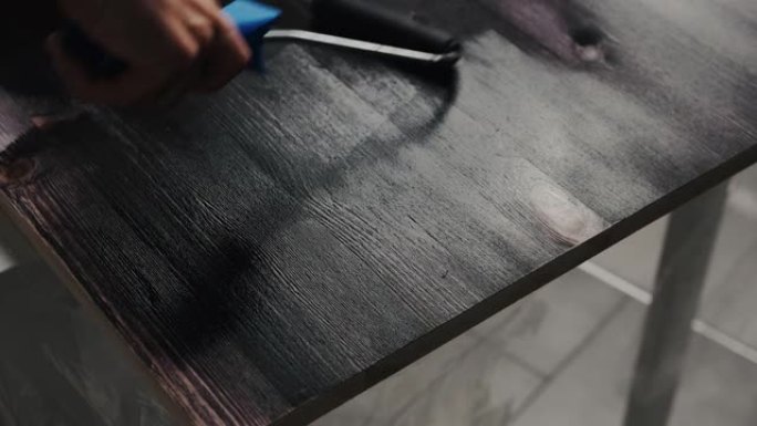 黑色彩绘或用滚刷涂漆木桌表面