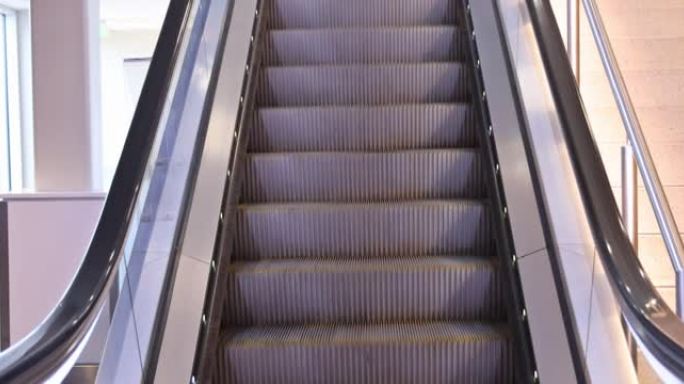 机场航站楼现代自动扶梯台阶