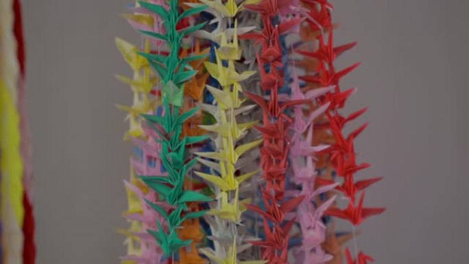 数以千计的五颜六色折纸鹤在绞线上