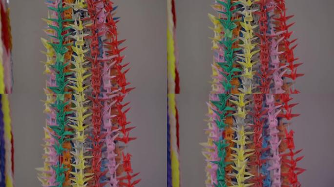 数以千计的五颜六色折纸鹤在绞线上