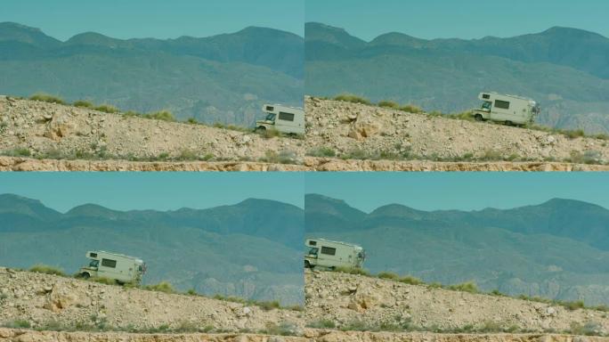 西班牙一辆老露营车爬山的惊人照片