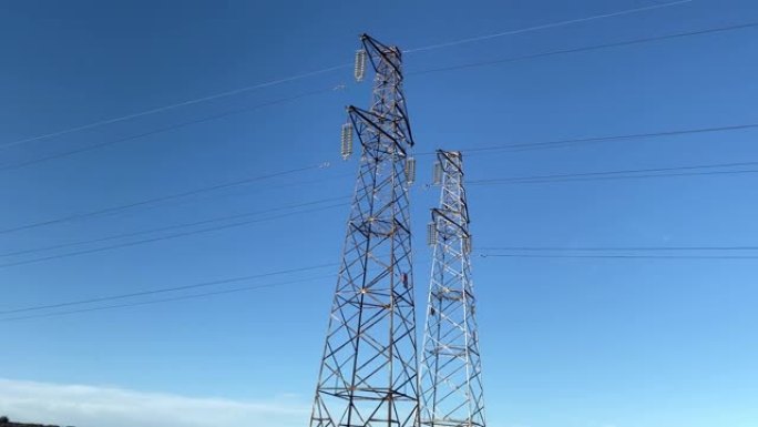 高钢塔，带电缆，用于将电力传输到城市和地区，高压电力线不间断地为居民供电，电站和变电站基础设施，配电