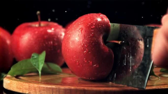 用大刀将成熟的苹果切成两半。拍摄的是1000 fps的慢动作。