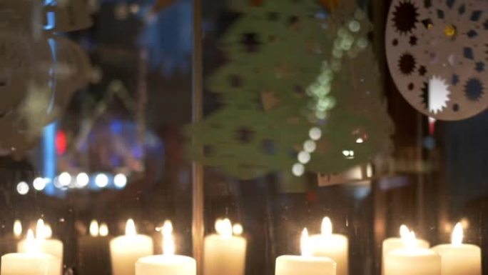 降临节白色蜡烛上的旋转装饰由胶合板制成，描绘天使或圣诞树10p11