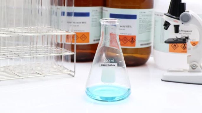 瓶中的硫酸铜，实验室和工业中的化学物质