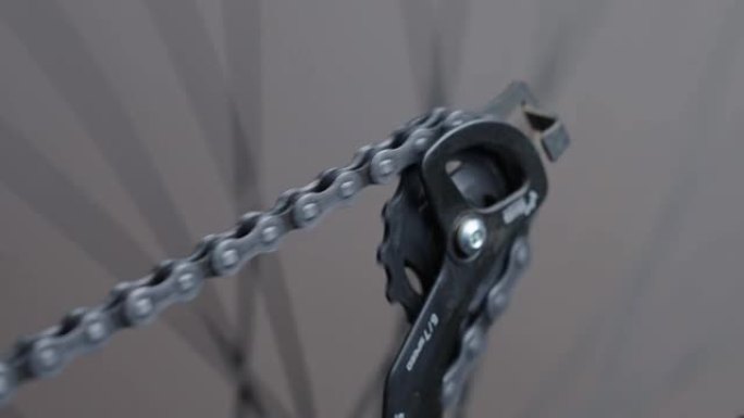 链条在自行车的后排档上旋转，关闭