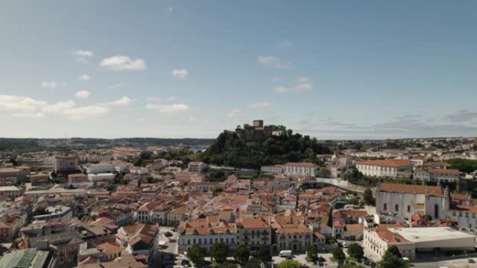 葡萄牙莱里亚城堡的战略防御山顶设置; 鸟瞰图