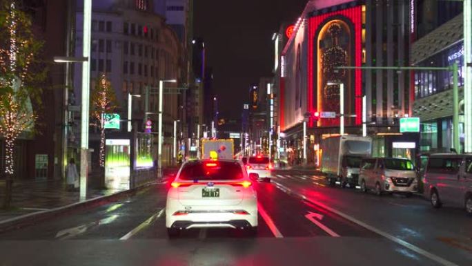 在雨夜开车穿过银座