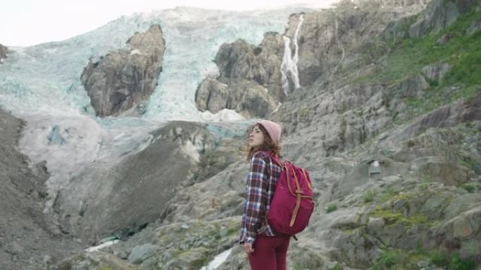 女人在Jostedalsbreen冰川的背景下徒步旅行