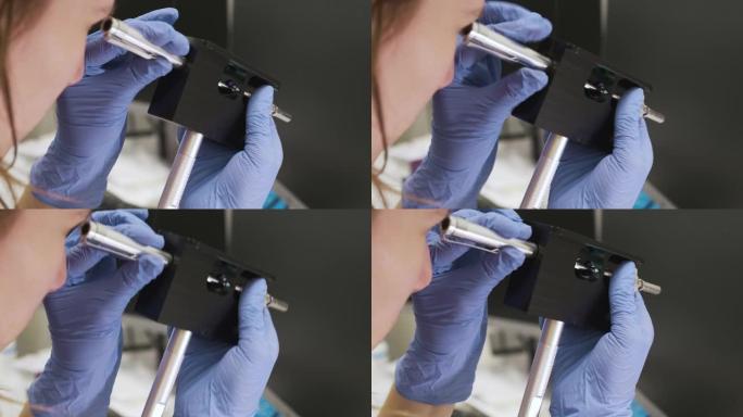 科学家使用调节夹具和放大镜从LC MS qTOF系统检查雾化器针的状况