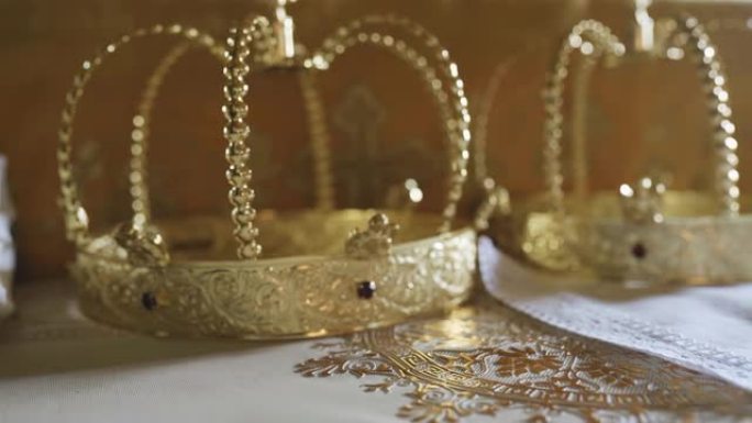 以金色王冠的形式特写牧师的头饰。拍摄牧师的配饰
