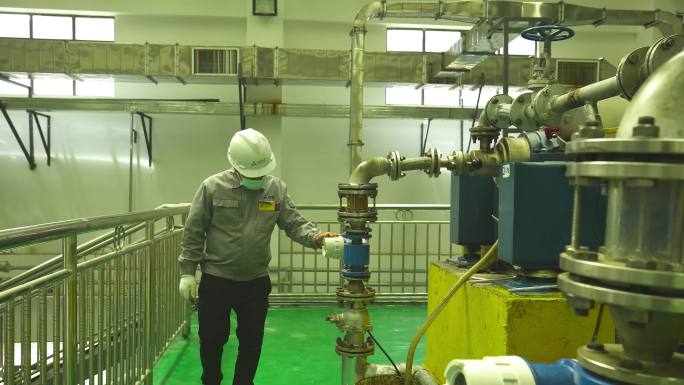 产品检测 检测设备 技术人员污水处理设备