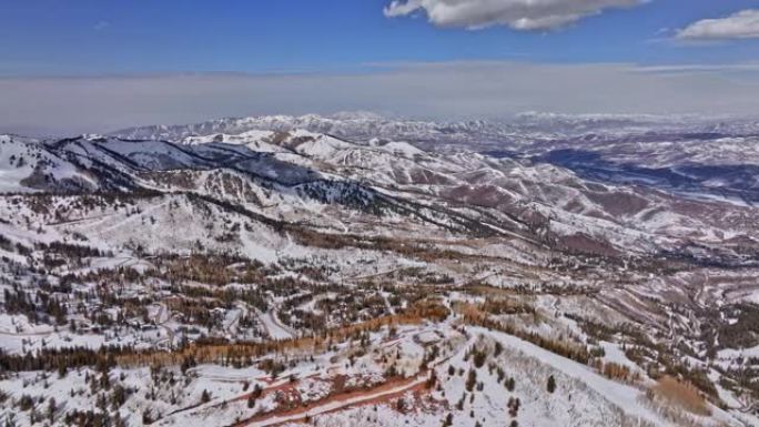 犹他州公园城空中v37高空无人机飞越白松峡谷，捕捉冬季白雪覆盖的自然山景全景 -- 用Mavic 3