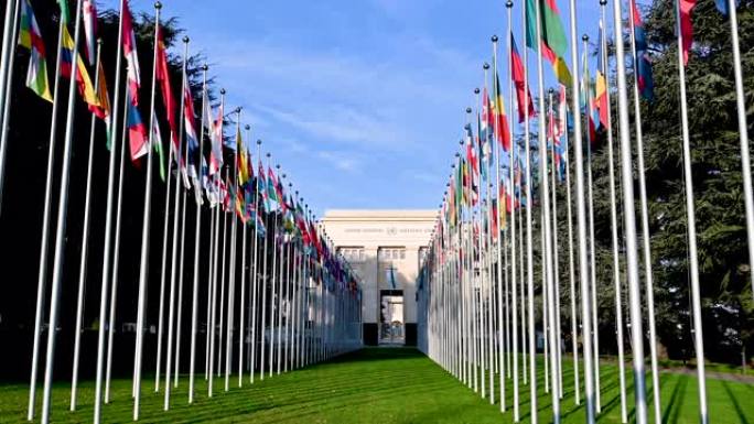 2023年1月，瑞士日内瓦。广角镜头和低角度镜头展现了联合国总部的标志性形象。院子里，成员国的国旗在