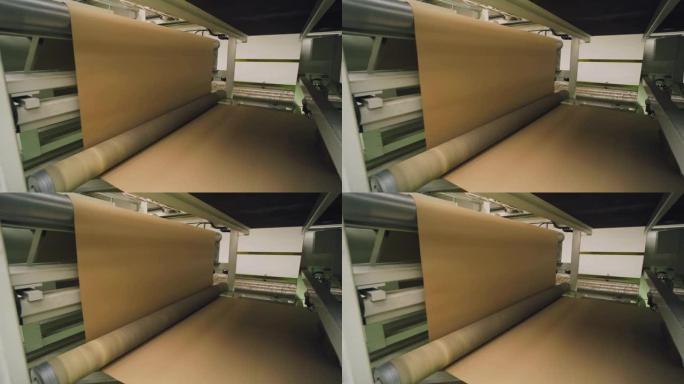造纸厂。纸张在造纸机中自动移动。造纸业。
