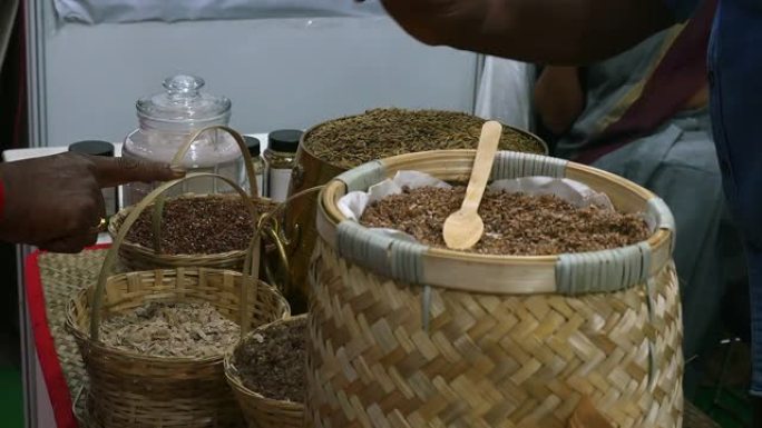 在贸易展览会上，柳树篮子中展示的大米品种特写