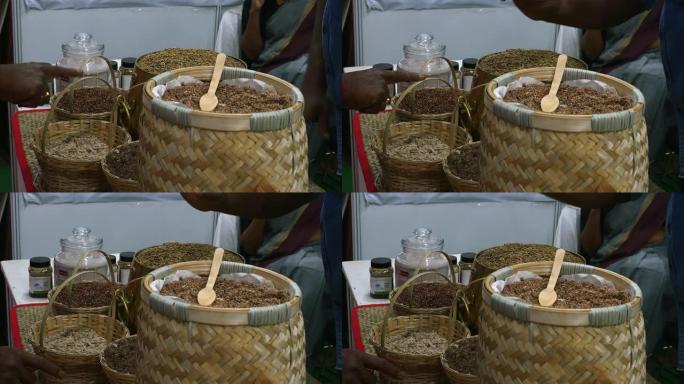 在贸易展览会上，柳树篮子中展示的大米品种特写