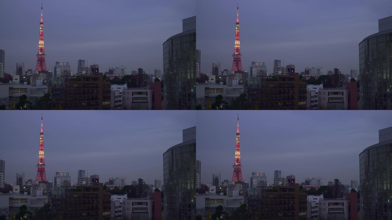 黄昏的东京天际线。夜间从东京六本木照亮东京塔和天际线。
