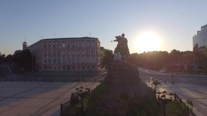 基辅的象征 -- 哥萨克指挥官博格丹·赫梅利尼茨基的纪念碑。鸟瞰图