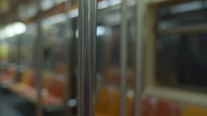 关闭手杖，纽约地铁列车的空荡荡的内部