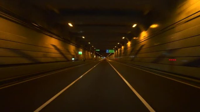 驶过公路隧道/高速