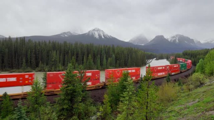 秋季，加拿大加拿大落基山脉班夫国家公园Bow Valley的火车经过著名的Morant曲线
