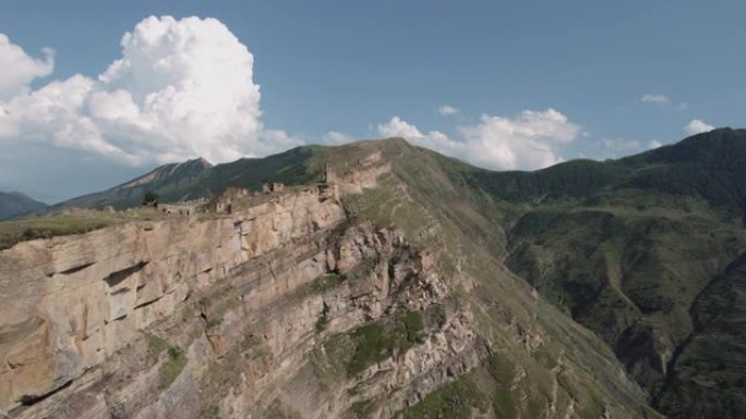 美丽的青山。行动。夏季大山脉的景观，那里有浅蓝色的天空。