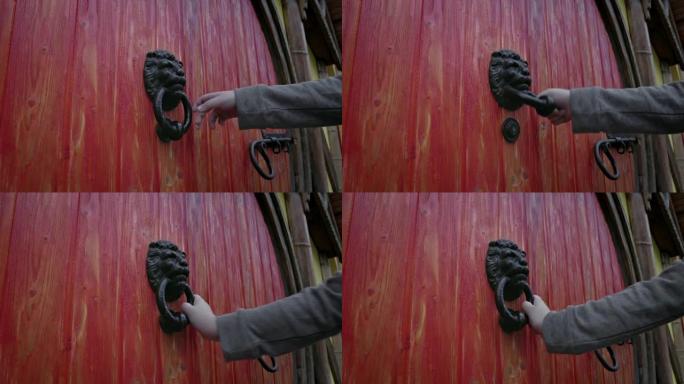 狮子头敲门形状的锻铁门把手。霍比特人圆门。慢动作。