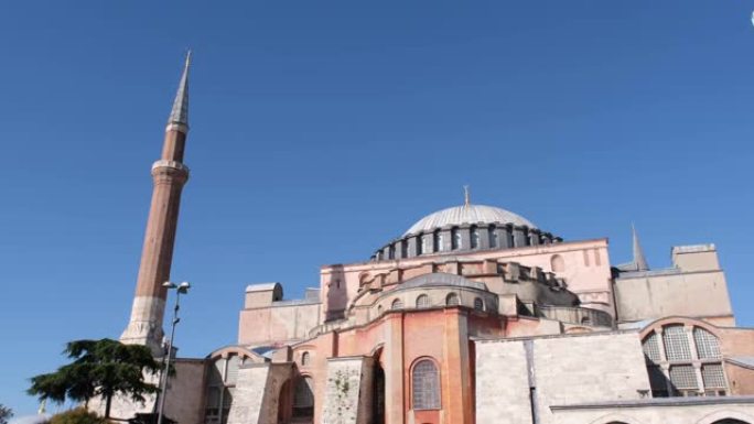 伊斯坦布尔的圣索菲亚大教堂，游客拥挤。