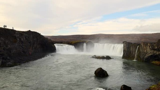 Godafoss瀑布位于该国主要环路沿线，距离冰岛第二大城市冰岛北部的Akureyri约45分钟路程