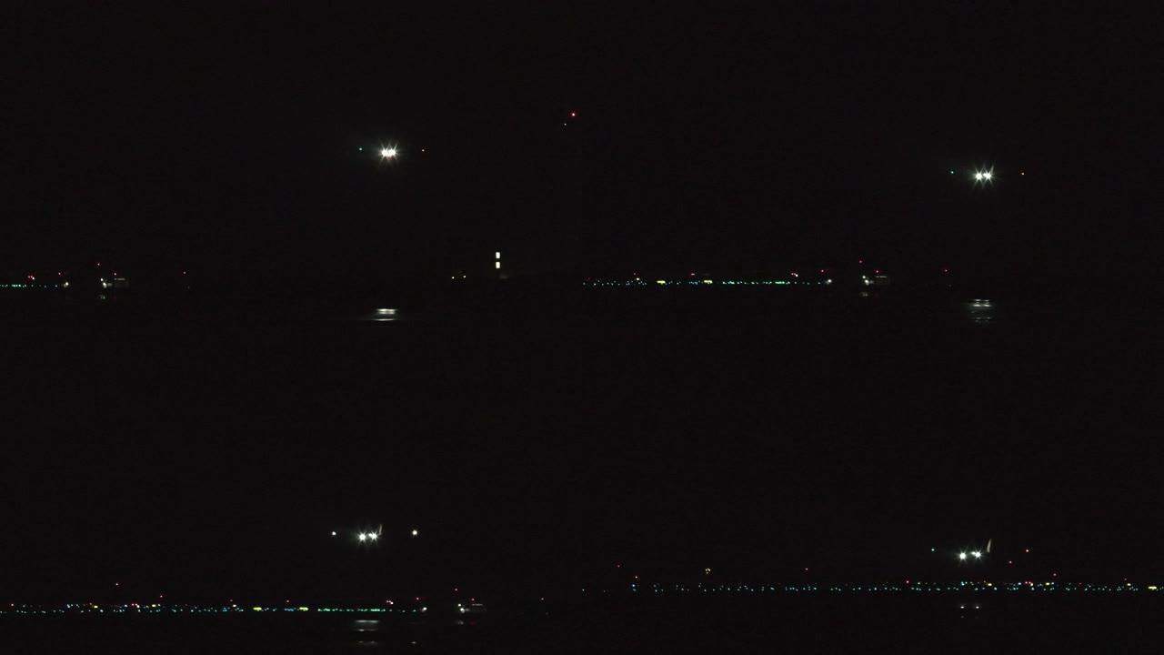 从冲绳岛看到的那霸机场第二跑道夜间着陆风景
