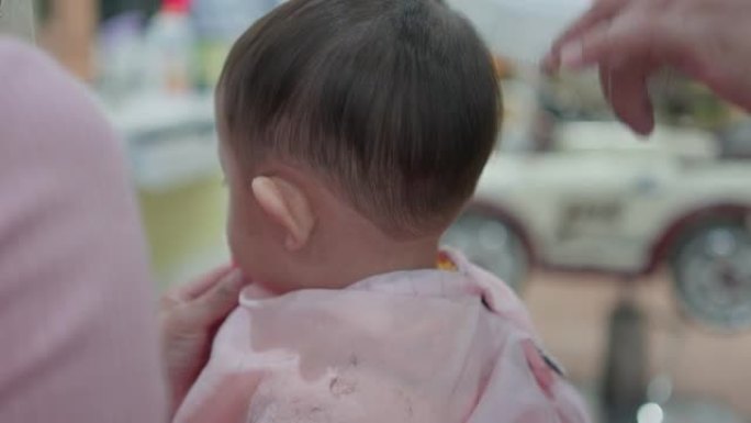 理发店里亚洲可爱男婴理发的头像
