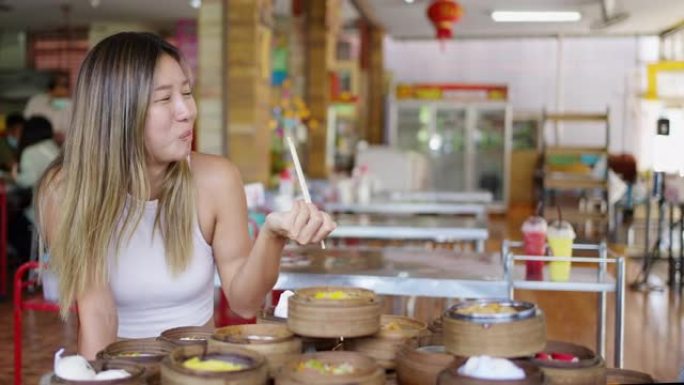 4k亚洲女人吃中国食物用筷子蒸饺子