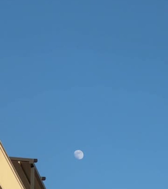 晴天看到的半月圆。