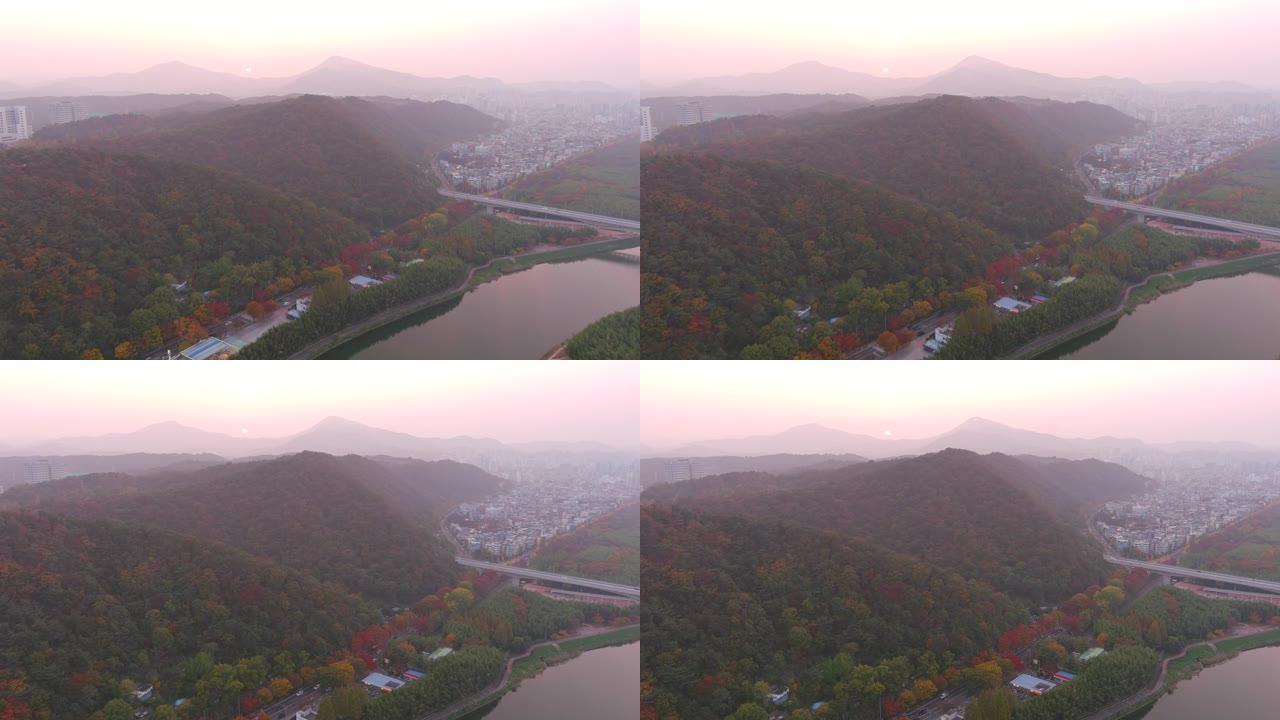 蔚山: 日落时分的韩国大都市鸟瞰图，秋天色彩的树木，著名的竹林公园泰瓦岗国家花园-从上方看亚洲东部的
